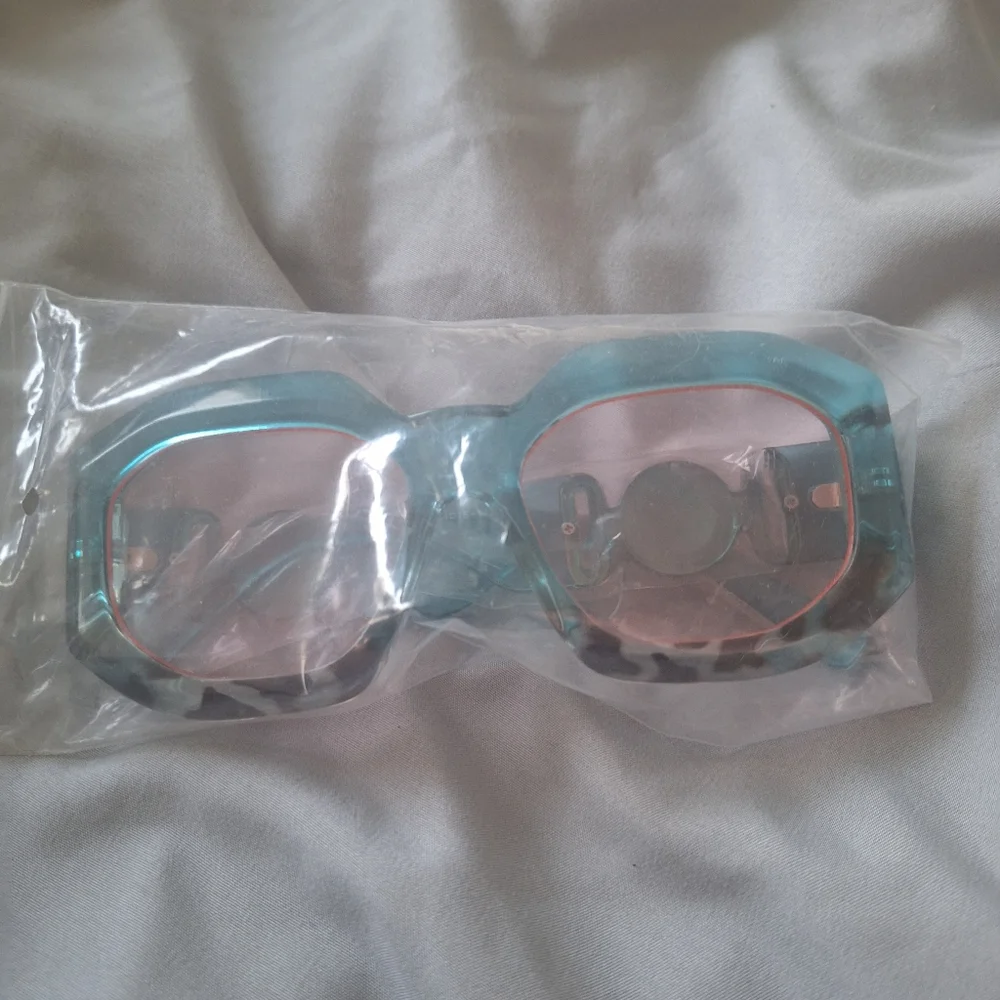 Cute teal & tortoise accented Sunglasses 👓 - Picture 2 of 5